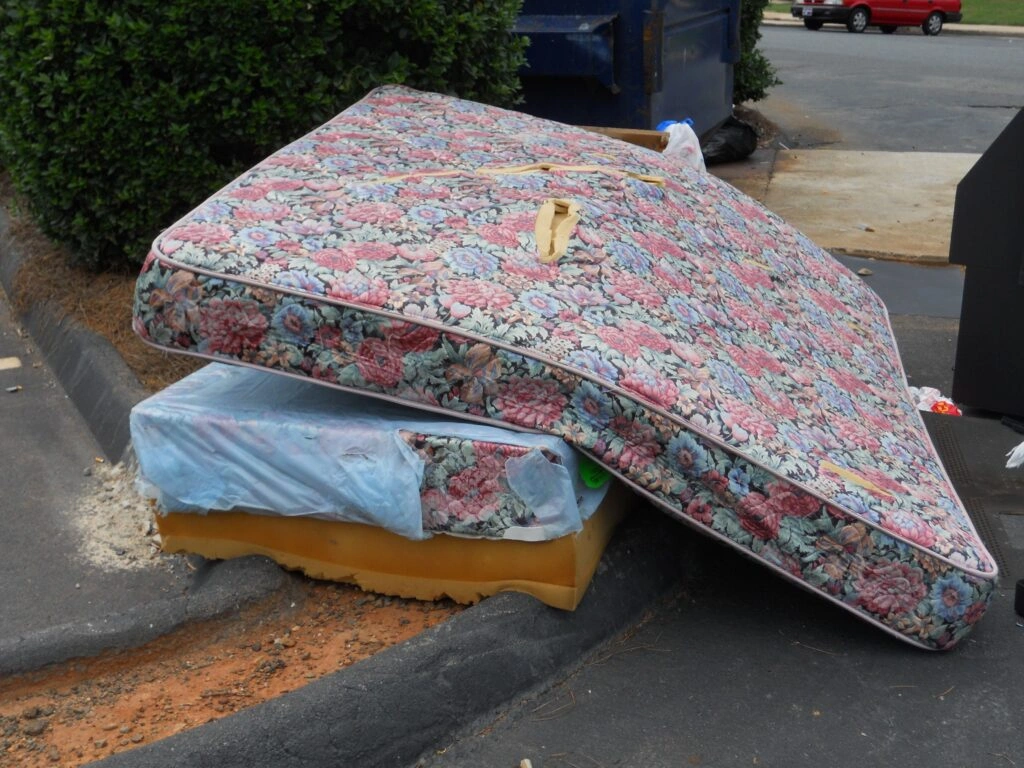 7 Smart Ways to Get Rid of Your Old Mattress Responsibly